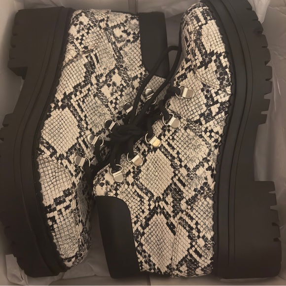 INDIGO RD. Snake Print Combat Chelsea Boots 🖤🩶🤍 - Picture 2 of 2